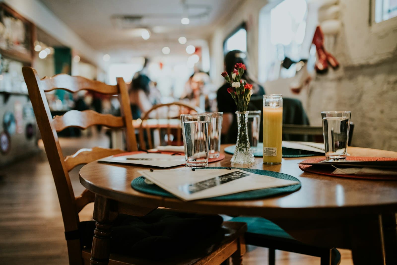 Reservierter Restauranttisch als Symbol fuer No-Shows