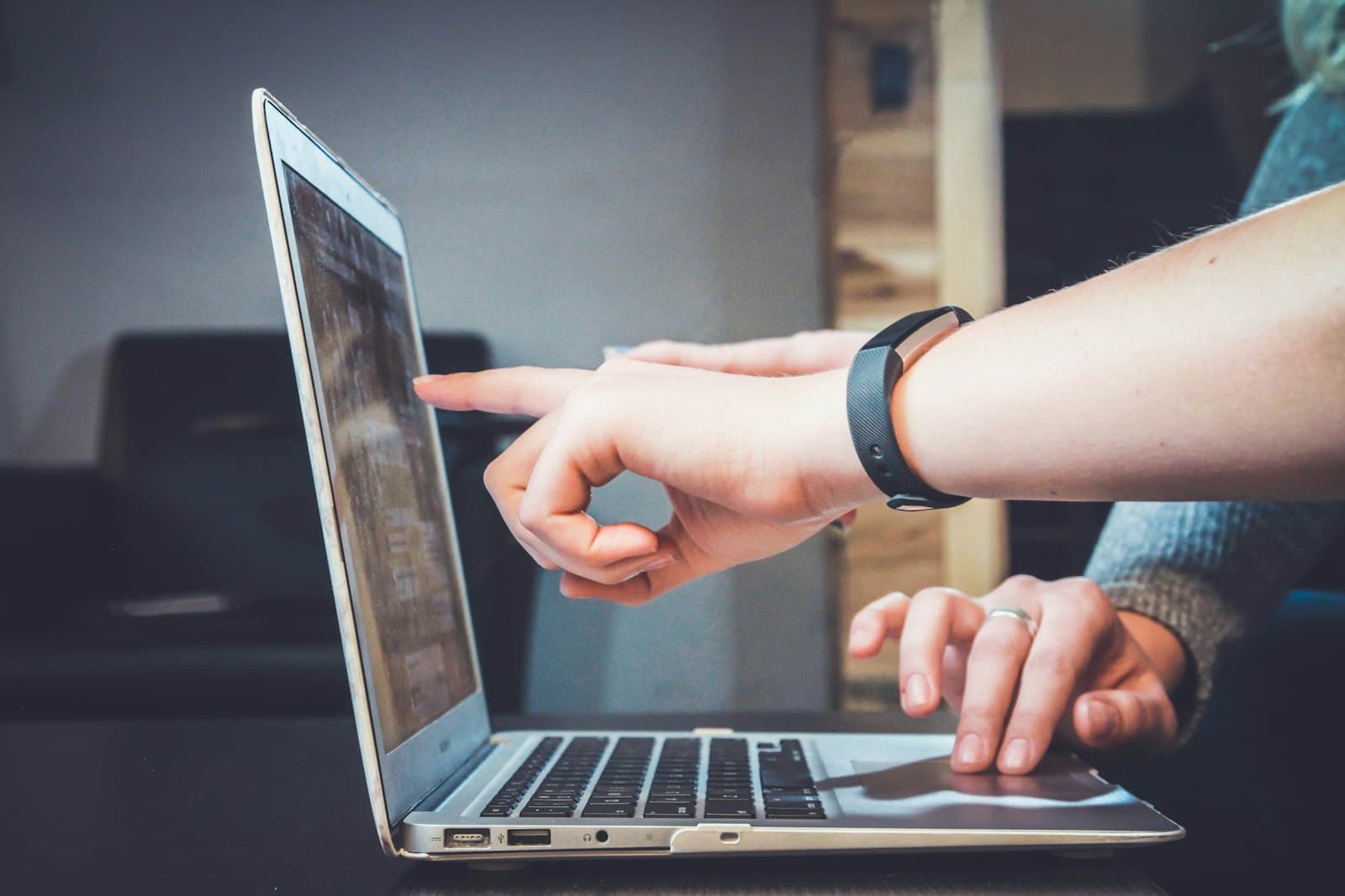 Smartphone und Laptop als Symbol fuer Online-Bewertungen