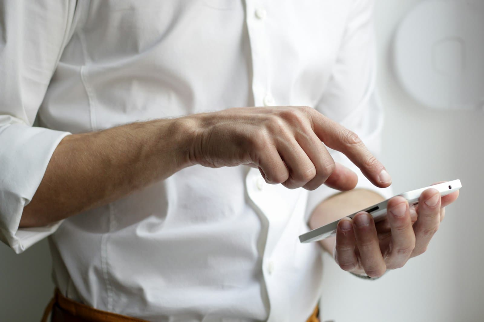 Gast nutzt ein Smartphone im Restaurant als Symbol fuer digitale Speisekarten
