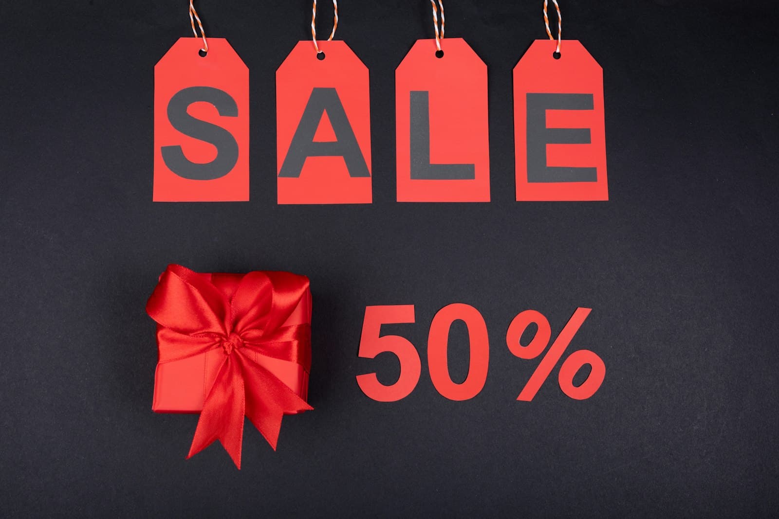 Online-Shopping auf dem Laptop als Symbol fuer Restaurant-Webshops