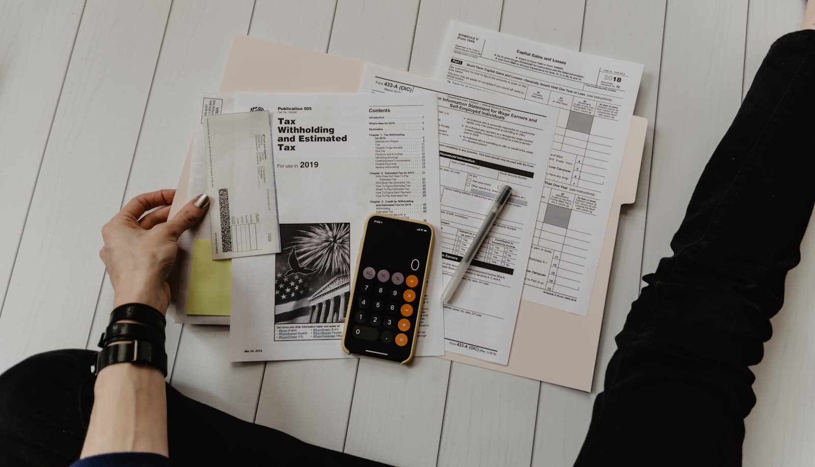Taschenrechner und Finanzunterlagen fuer einen Kostenvergleich