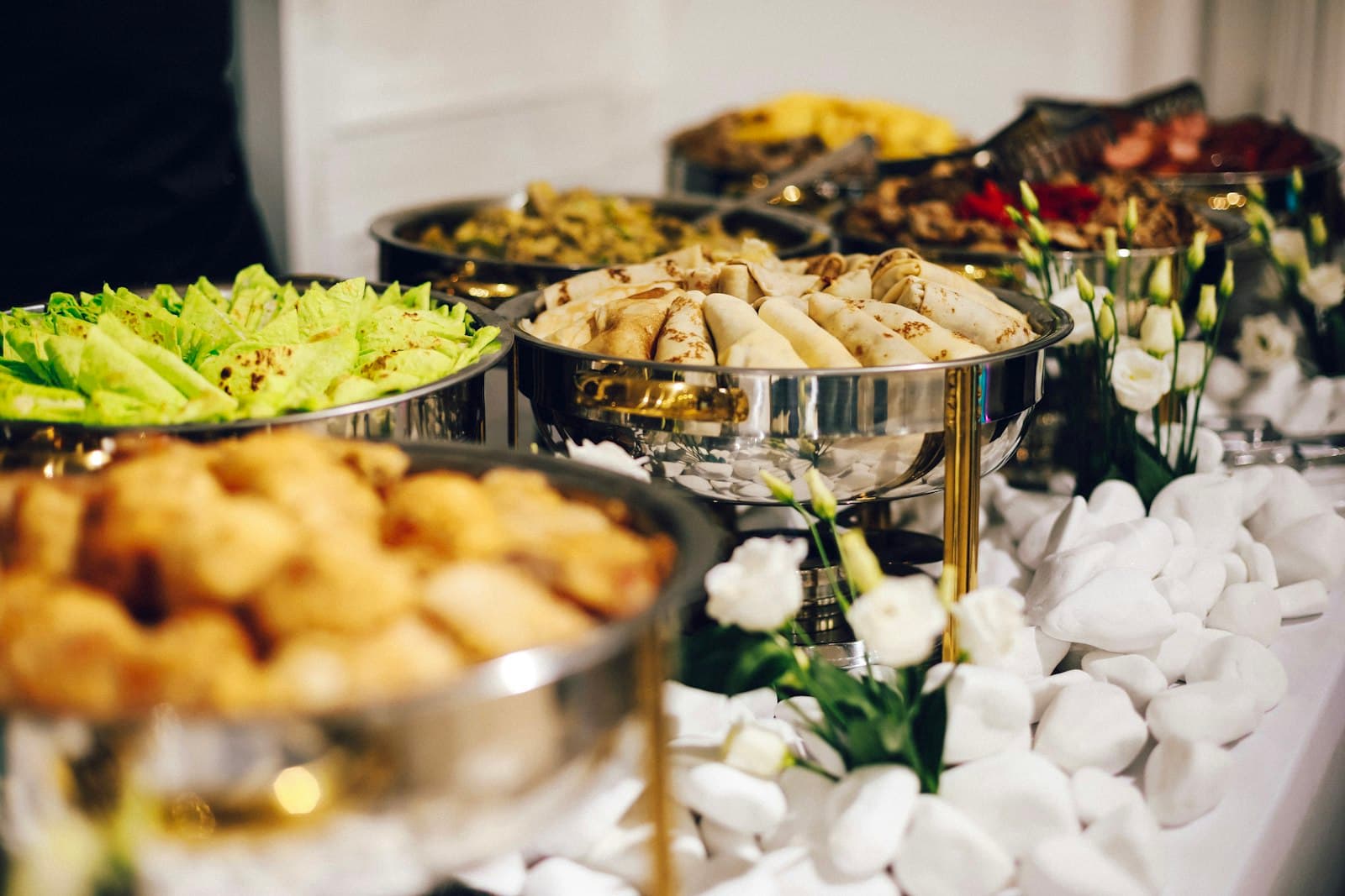 Catering-Buffet mit frisch angerichteten Speisen